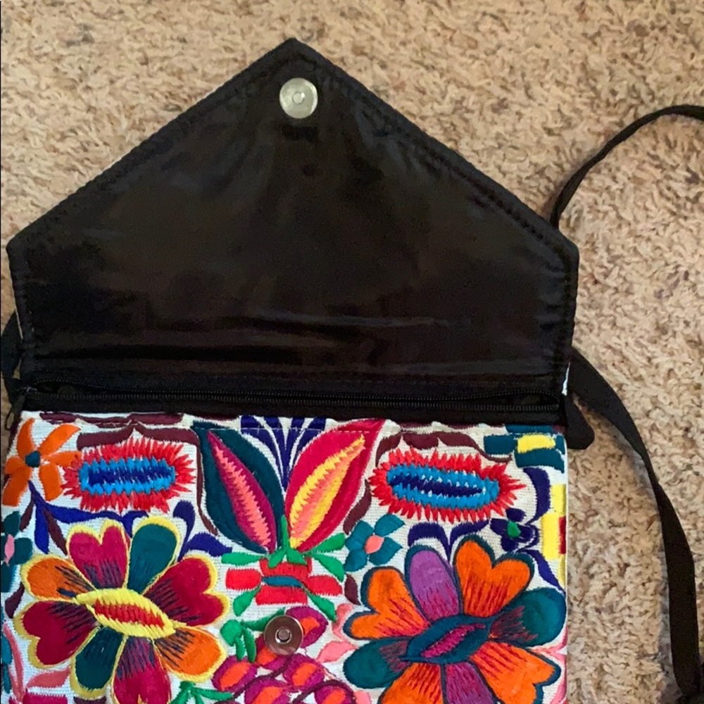 Embroidered clutch - Picture 2 of 2